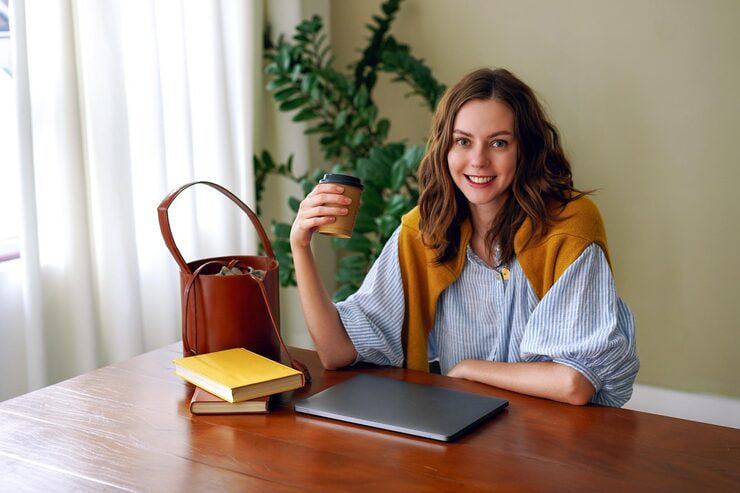 Ragazza che lavora al computer